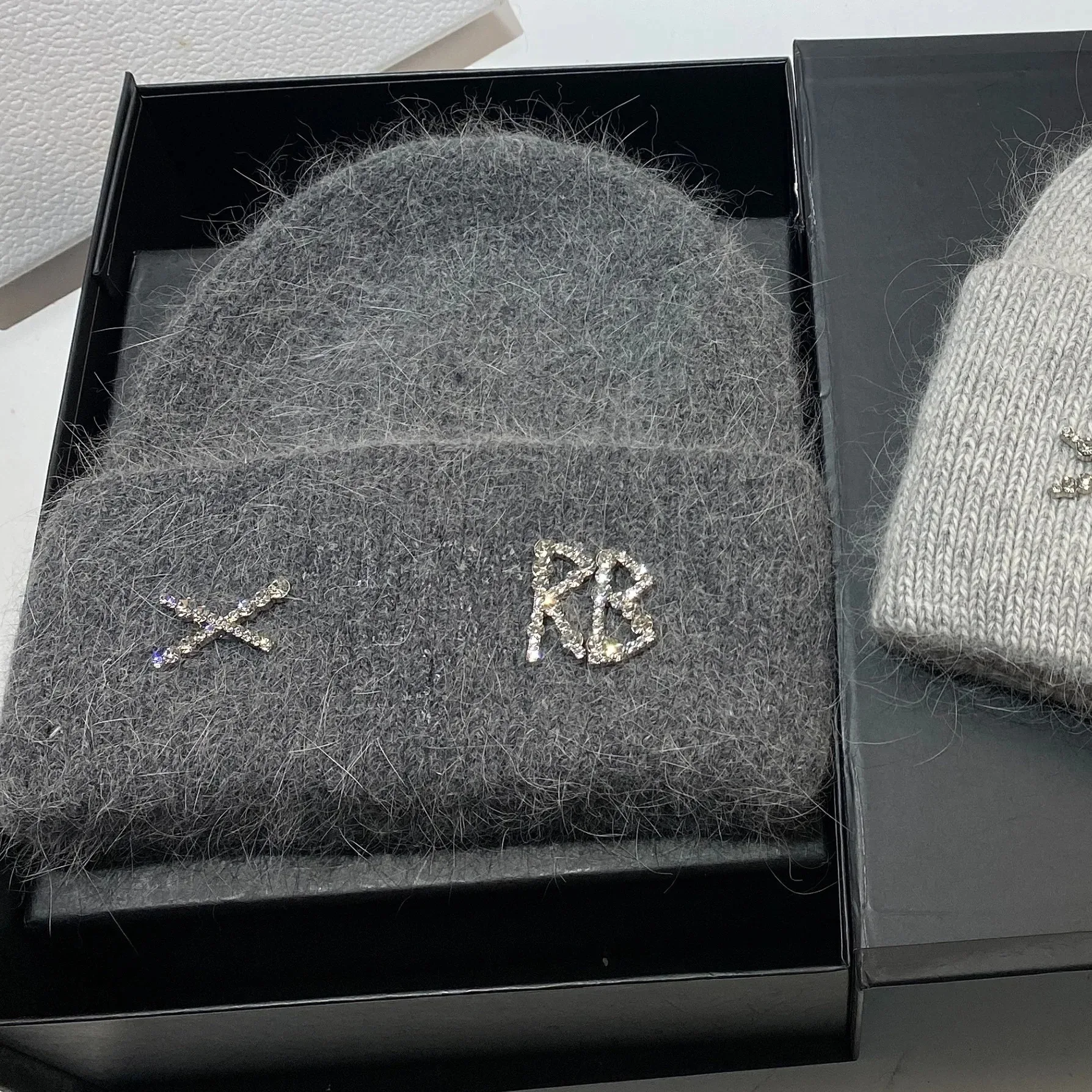 Neue Echte Modische Kaninchenhaar-Diamant-Buchstaben-Mütze, Warme Strickmütze für Damen, Designer-Freizeitmütze, Skimütze – Detail 8