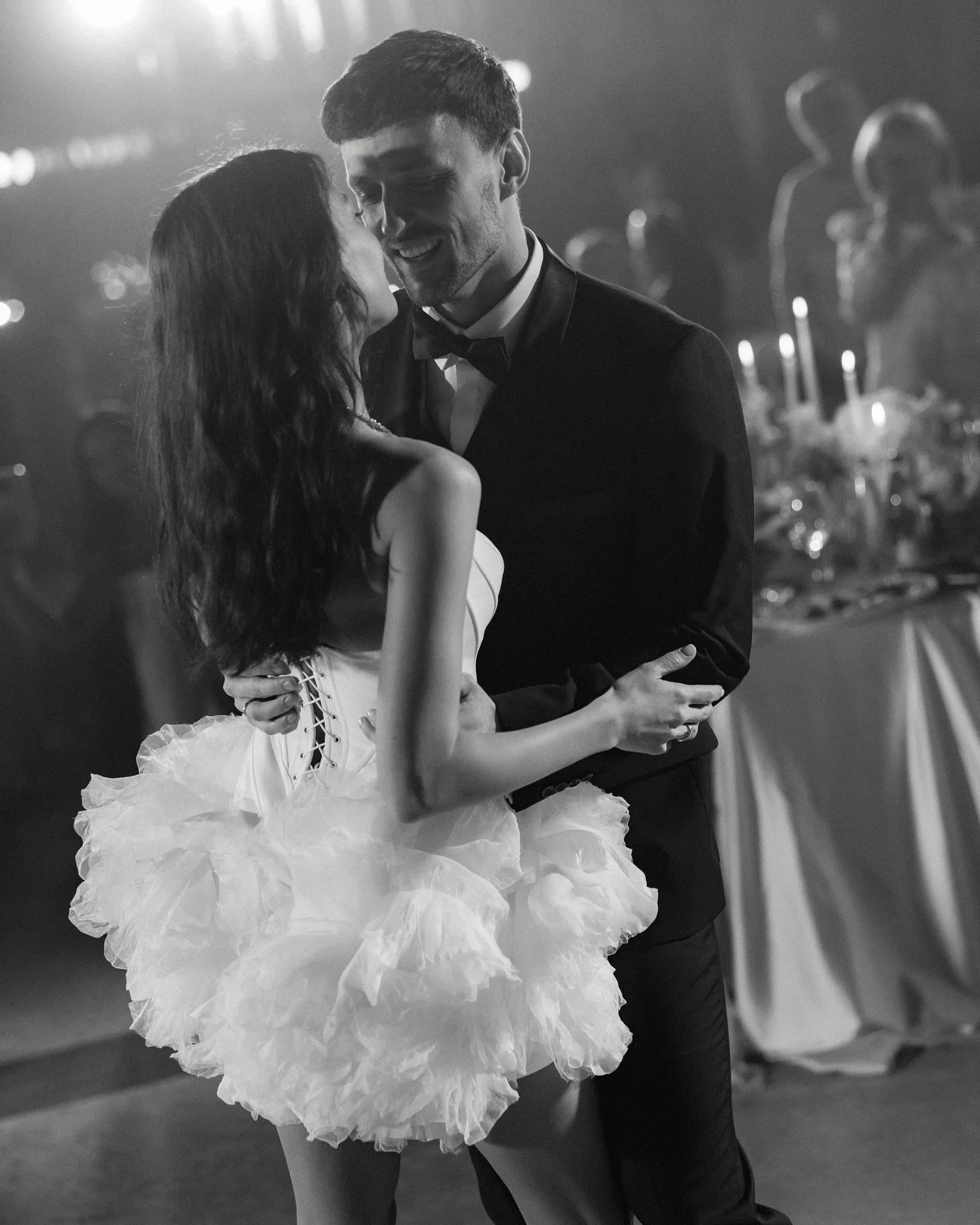 Chique witte bloemen korte galajurken 2025, hete verkoop mini-lengte bruidsjurk, mouwloze handgemaakte tule bloem damesfeestjurken