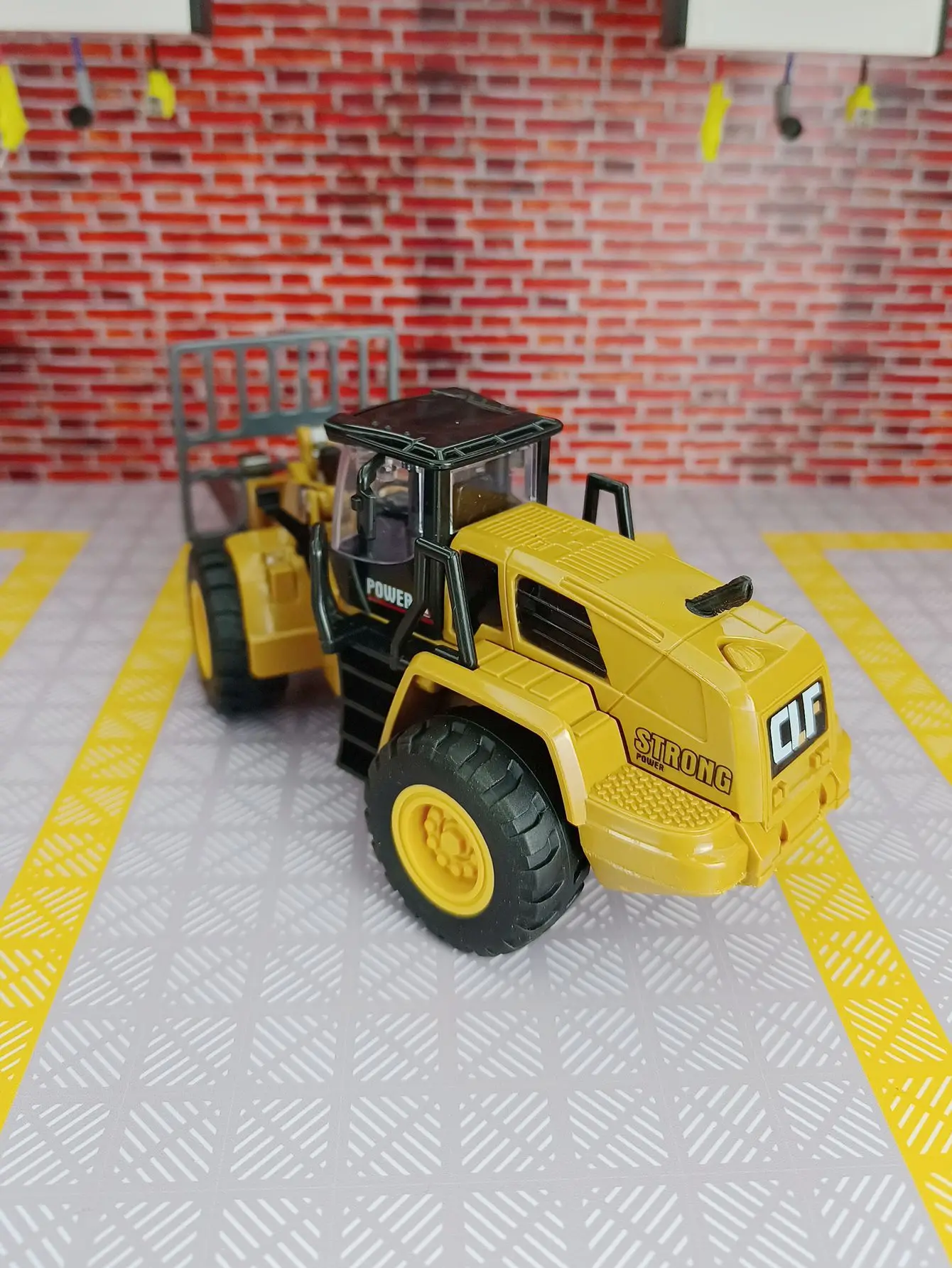 Simulation engineering vehicle series model forklift with light detachable details movable rich in details, finely crafted