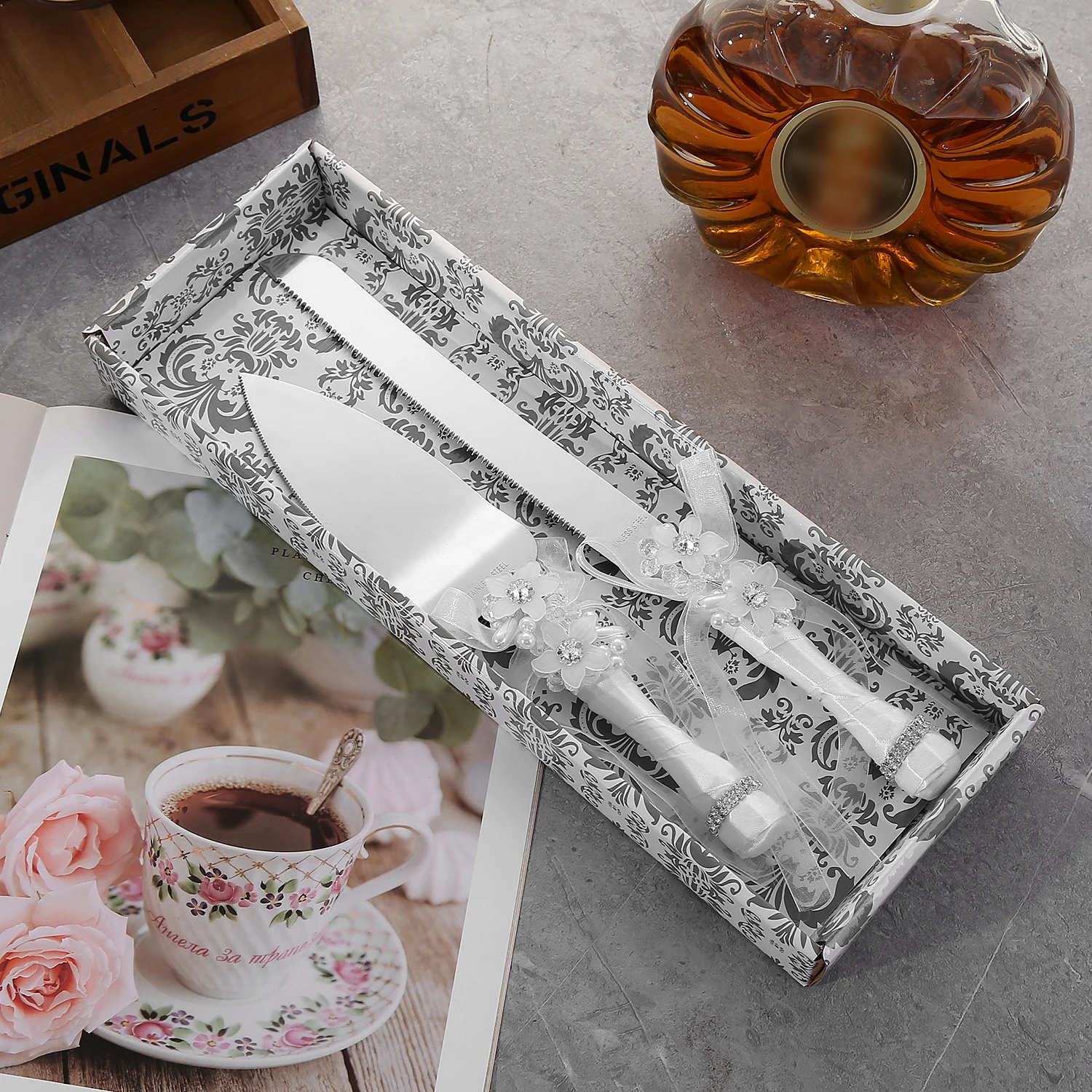 

Свадебная посуда в европейском стиле и лопаточка, инструменты для выпечки тортов, романтический реквизит для украшения сцены, сувенирная подарочная коробка