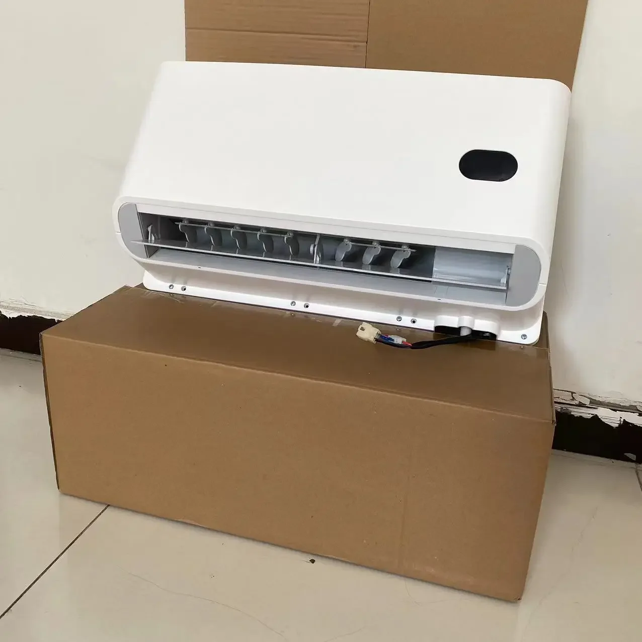 Car Air ConditionElectric Air Conditioner For Truck Cabs Model B One-piece Aircon/Overhead Type Air Conditioner 12V 24V