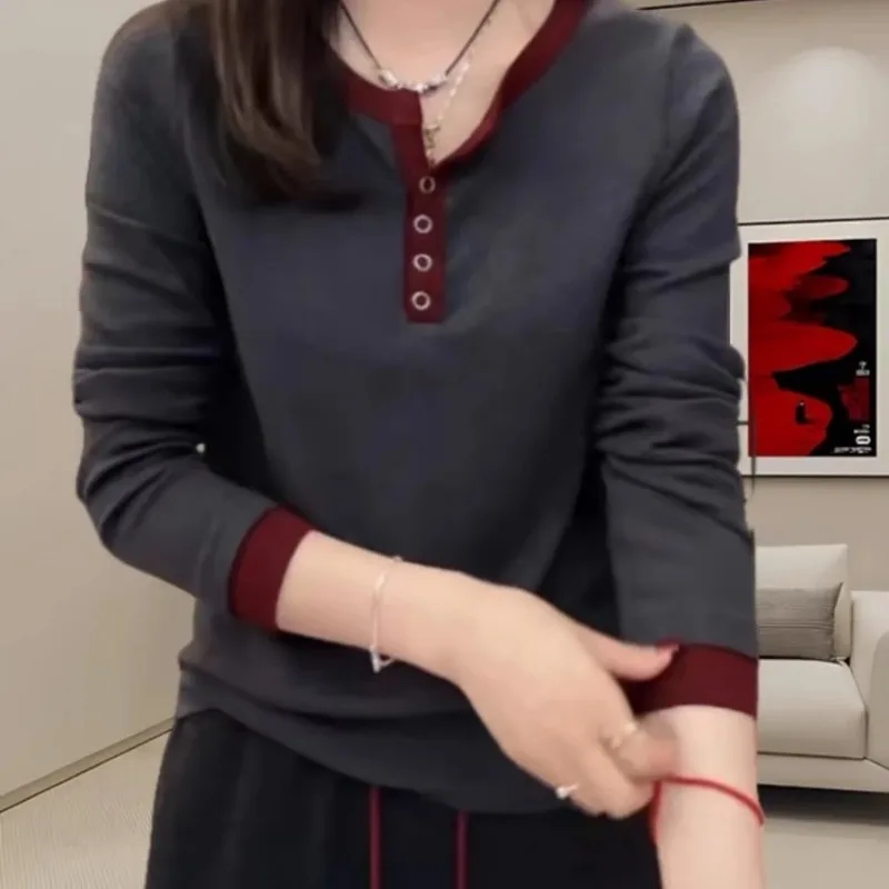 

Женская футболка ранней осени, новый контрастный цвет, полуоткрытый дизайн с воротником, маленькая рубашка, модные свободные футболки, топ для похудения