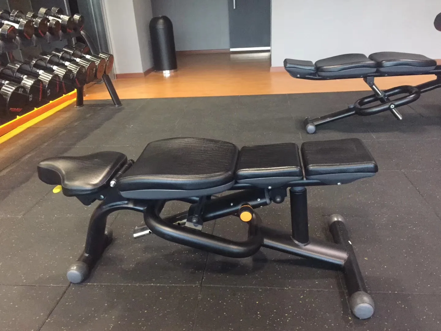 رف القرفصاء المسطح معدات اللياقة البدنية آلة تدريب القوة معدات الصالة الرياضية آلة ضغط الصدر مقعد أفقي