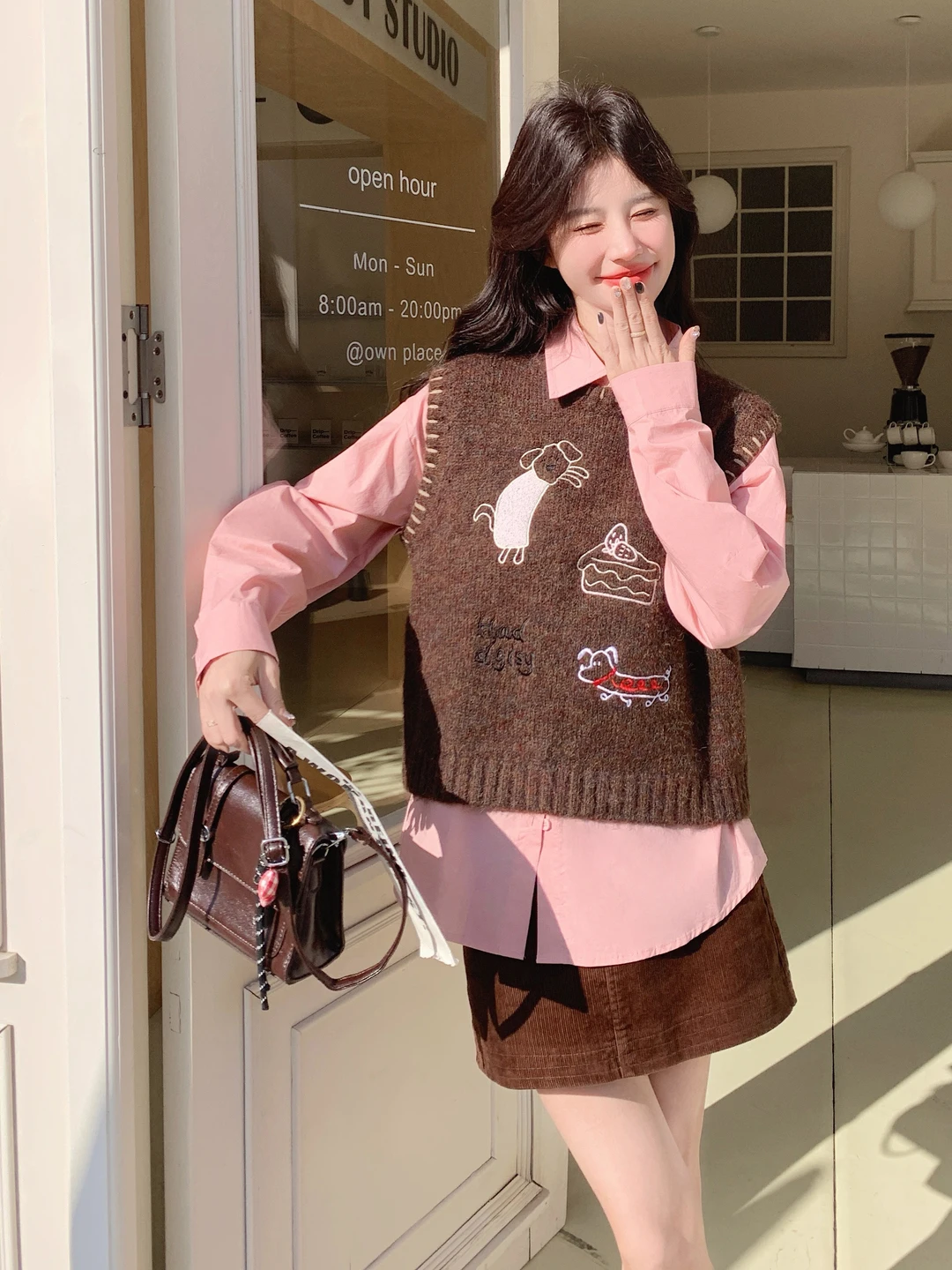 

Комплект из трех предметов: свитер-жилет с мультяшной вышивкой, юбка с высокой талией. Модный женский весенне-осенний многослойный ансамбль.