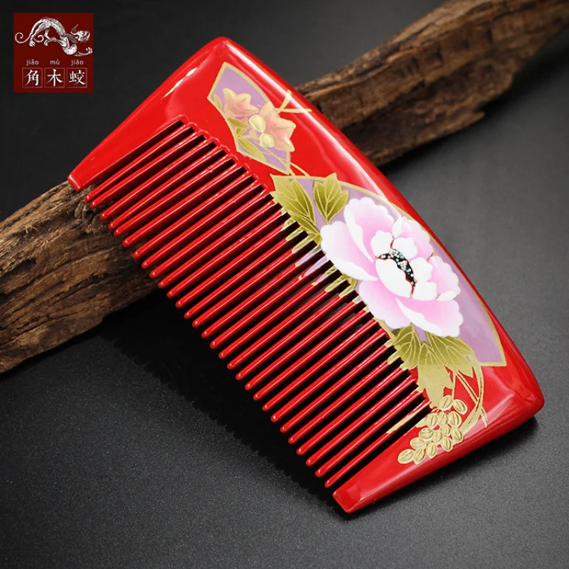 

Расческа из самшита ручной росписи с изображением рогатой стрекозы для массажа, укладки волос и работы с цветами.