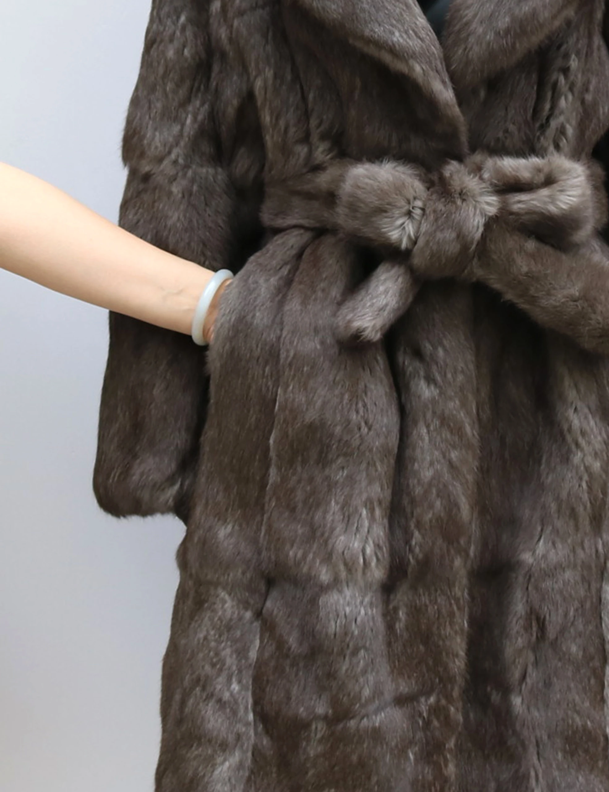 ผู้หญิงของแท้ธรรมชาติขนสัตว์กระต่ายจริงเสื้อแจ็คเก็ตแฟชั่นสุภาพสตรี Outwear กับเข็มขัดที่กําหนดเองใดๆขนาด