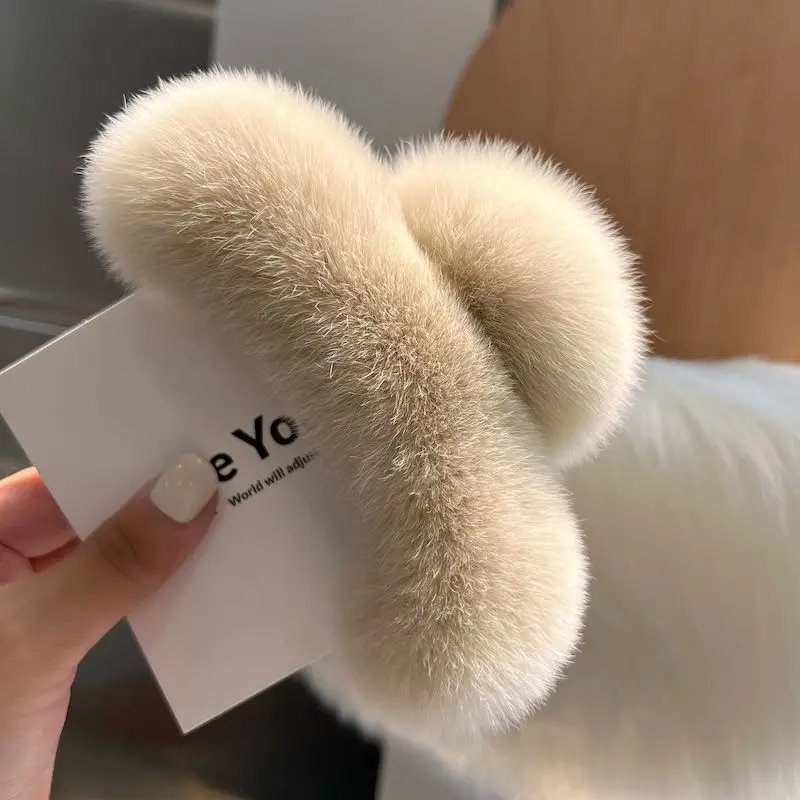 1/2PCS Large plush clip with a high-end feel, autumn and winter hairy hair clip, women's temperament, and hair styling image 5