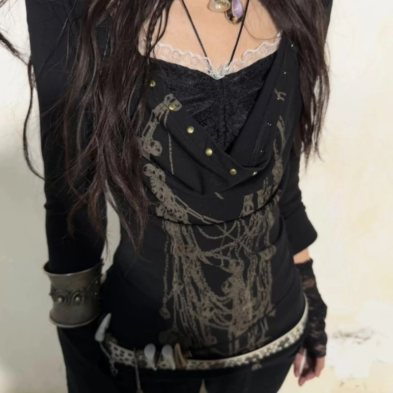 Damska koszulka z długim rękawem w stylu amerykańskim, z koronkowymi wstawkami, dopasowany krój, warstwa bazowa, styl Y2K vintage, ciemny styl, imitacja dwuczęściowej, modny top.
