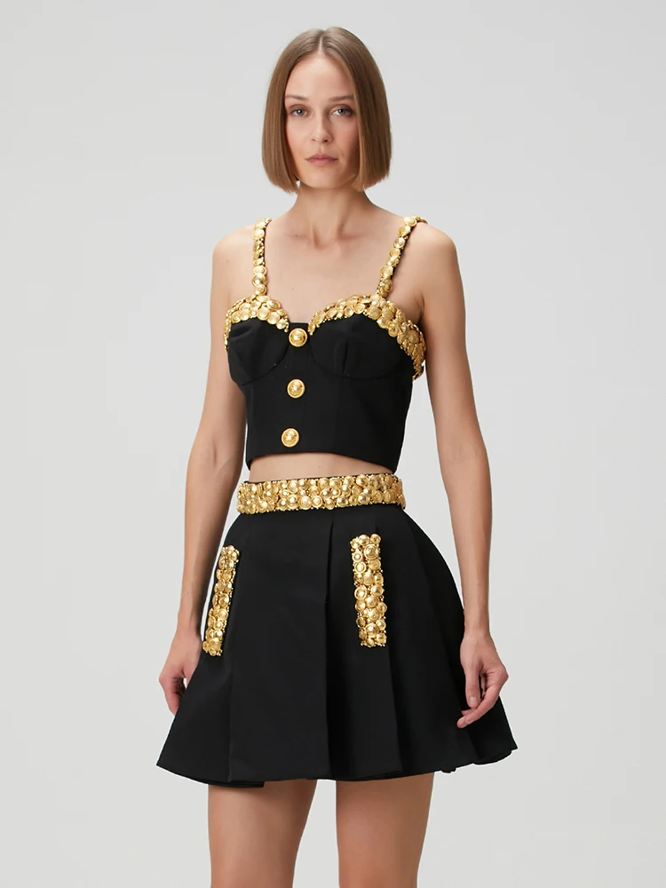 VC zwarte tweedelige set jurk met gouden knopen luxe crop top en hoge taille a-lijn rok outfit mode bijeenkomsten vakantiekleding