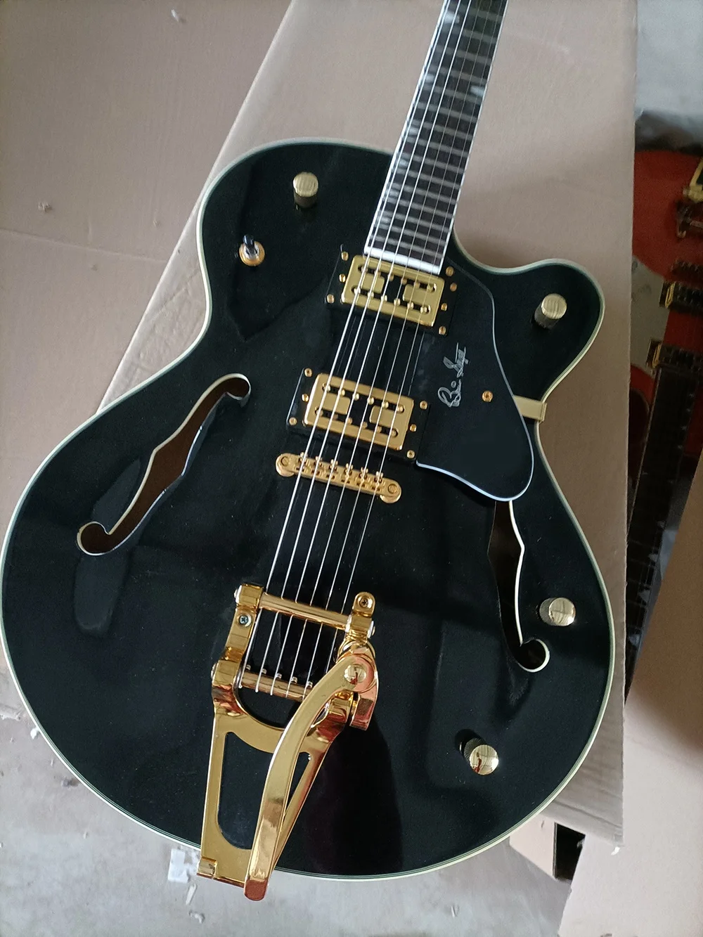 Black Semi-hollow Electric Guitar 6-string Electric Guitar Gold Hardwares