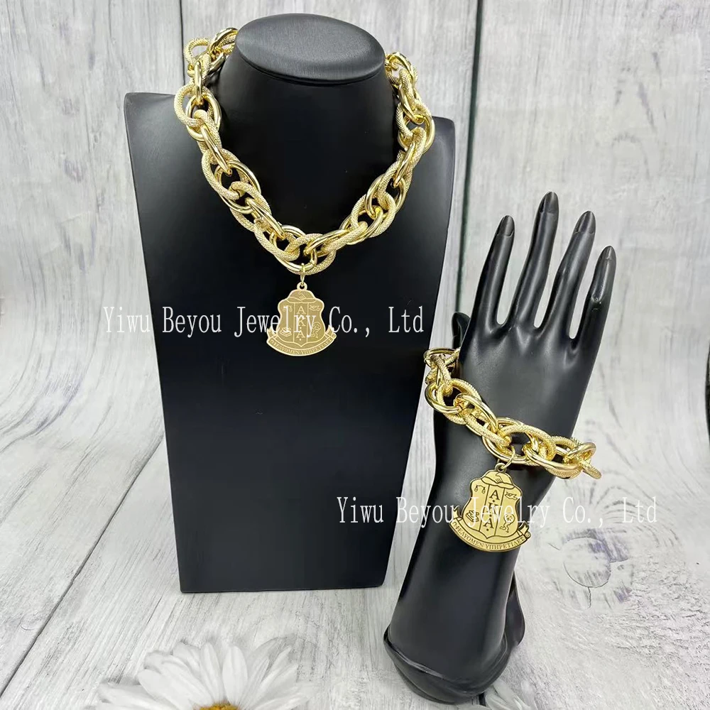 Conjunto de collar y pulsera con colgante de acero inoxidable Alpha, cadena de aluminio dorada, regalo de fiesta para hermanas universitarias