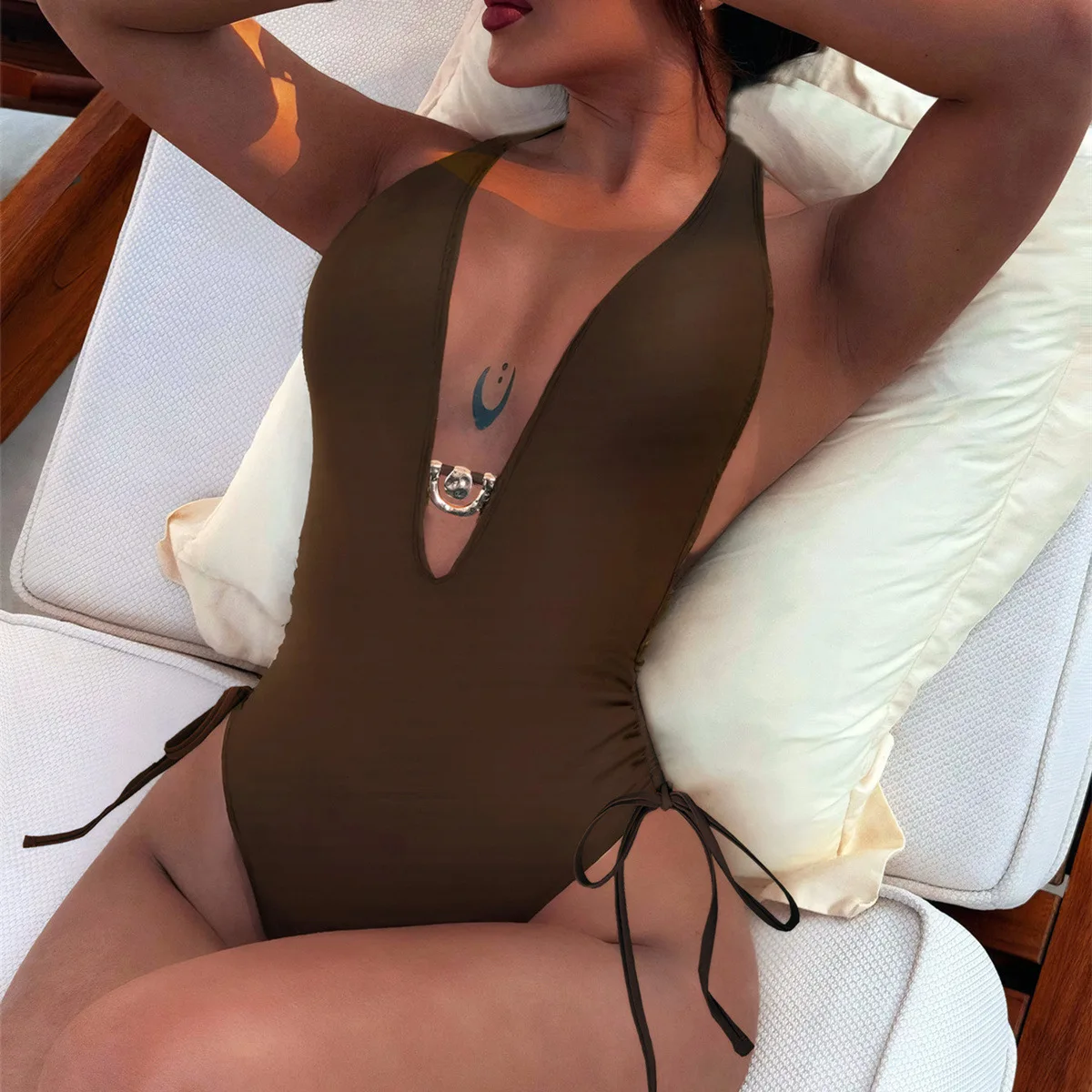 2025 مثير العميق الخامس رابطة عنق صبغ قطع قطعة واحدة ملابس السباحة النساء الإناث Monokini عالية الساق قطع الاستحمام ثوب السباحة السباحة