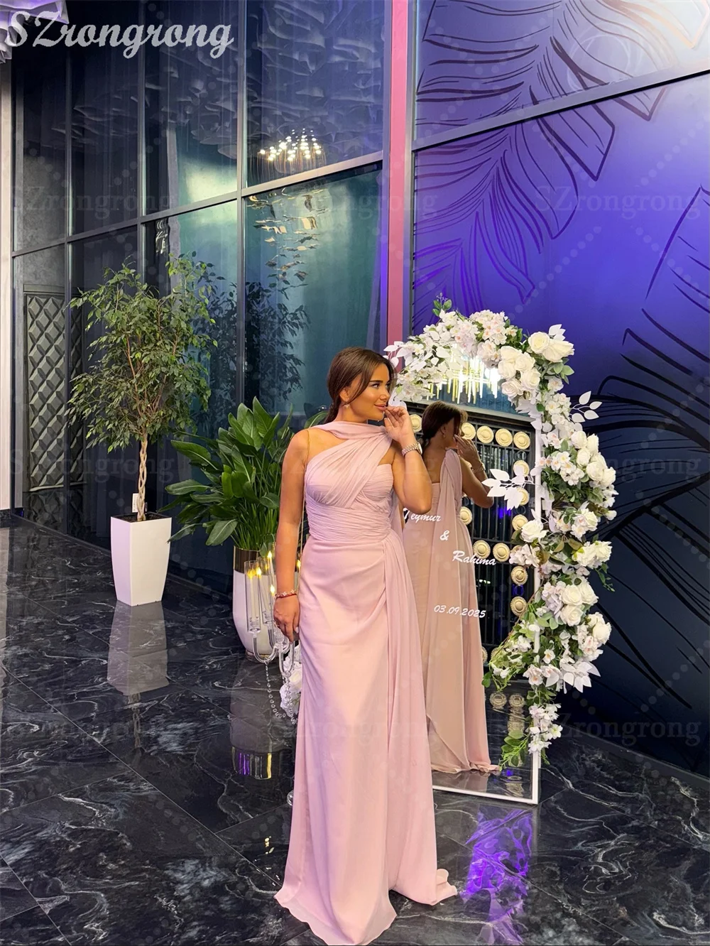 Op maat gemaakte eenvoudige roze geplooide gelaagde sjaal avondjurk rechte rugloze vloerlengte Saoedi-Arabische jurk met trein