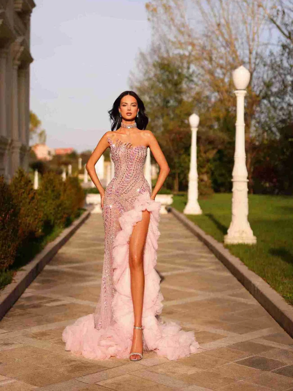 Rosa glamouroso frisado vestido de noite com babados chique sem alças alta fenda vestido de festa de casamento personalizado gracioso vestidos de banquete