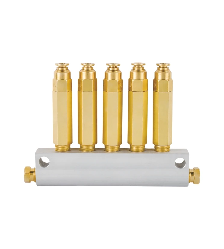 Quantified pressurized thin oil distributor lubrication fitting