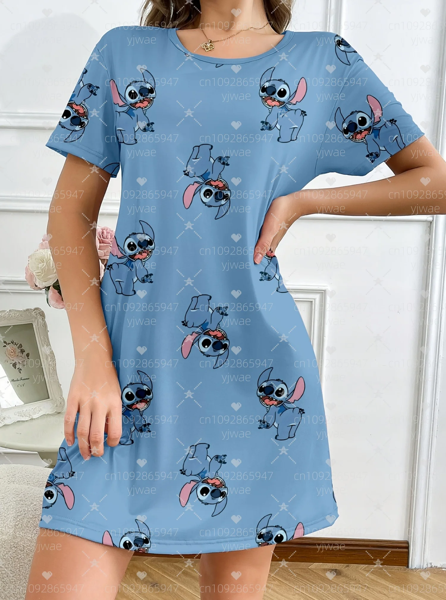 ชุดเดรสเสื้อยืดลายปักสีน้ำเงินสำหรับผู้หญิง ฤดูร้อน 2025 ทรงหลวม สบายๆ คอกลม แขนสั้น สไตล์ลำลอง เสื้อผ้าผู้หญิง