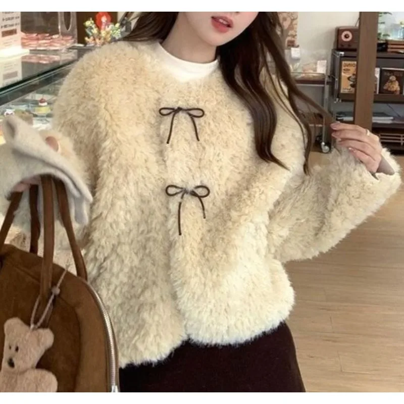 

Зимняя новая стильная толстая и теплая куртка из овечьей шерсти 2025 года — универсальное цельное короткое пальто из меха и текстиля, похоже на бумагу