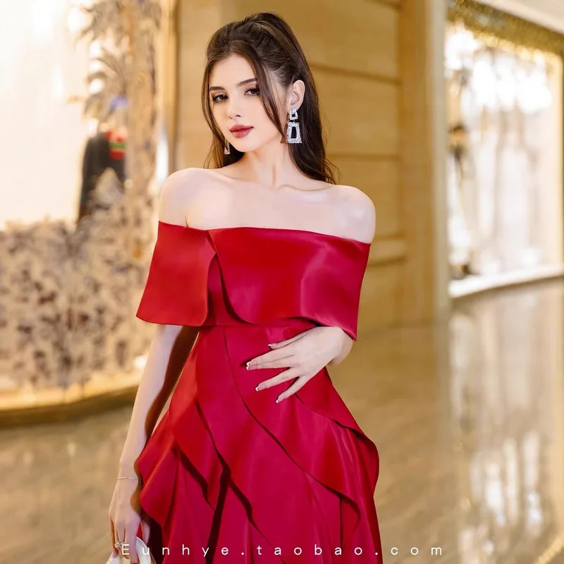 BEWQ Mode Dames Elegante Jurk Slash Hals Mouwloos Geplooide Ruches Effen Kleur Satijn Avondfeest Jurk 2026 Lente Nieuw