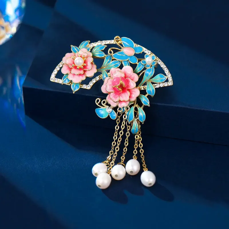 Spilla da bavero cheongsam retrò, nappa stile perla d'acqua dolce, spilla fiore di peonia a forma di ventaglio 2025 nuovo