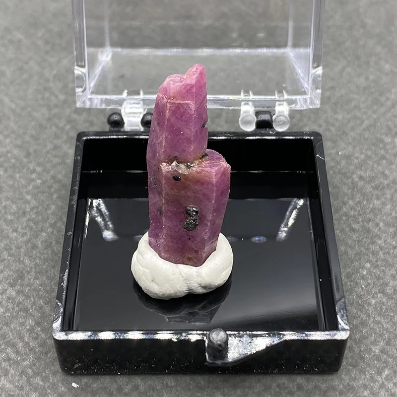Best! 100% natural Myanmar Fluorescent Ruby rough mineral stones and crystals healing crystals quartz gemstones +Box 35mm