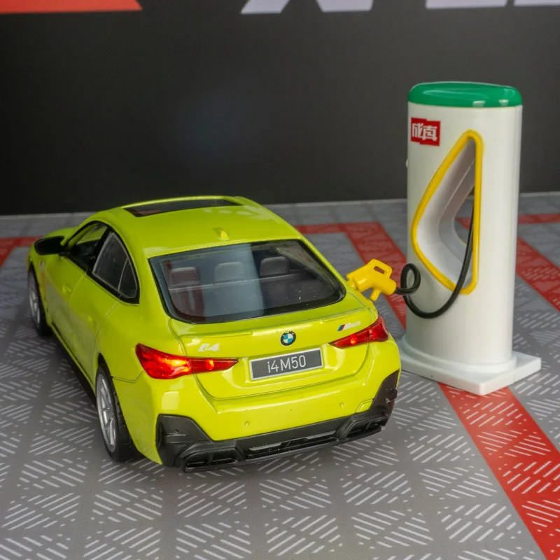 1:34 BMW I4 M50 modelo de aleación adornos de coche tirar hacia atrás juguetes acústicos regalo 2 puertas se pueden abrir directamente por delicadamente