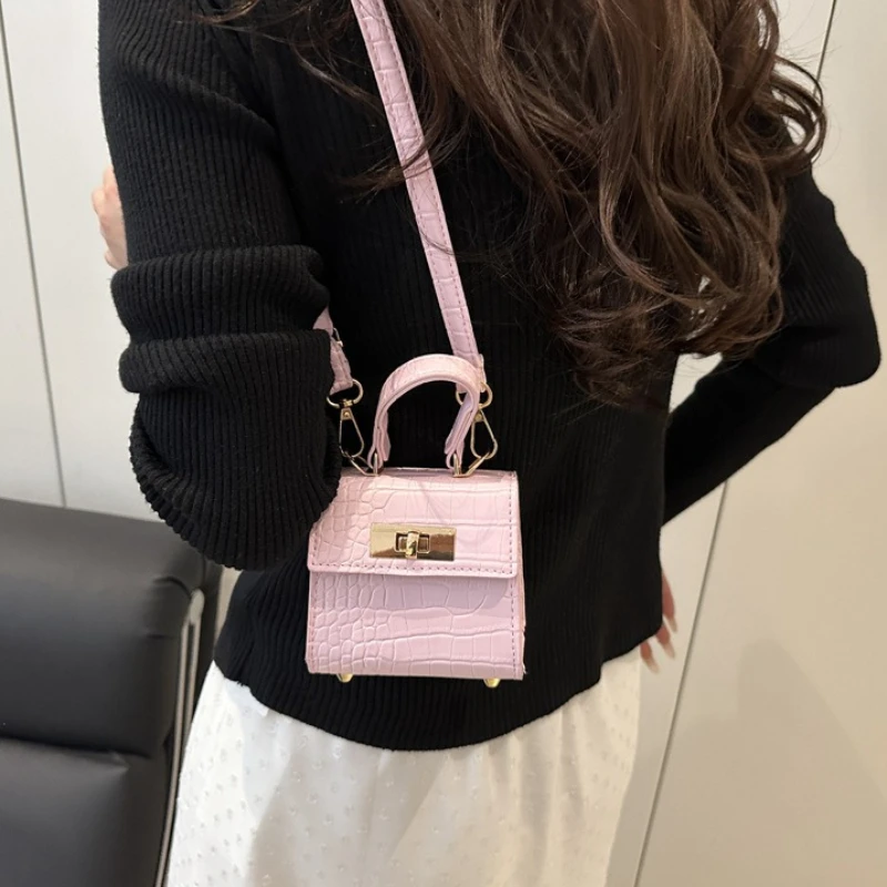 Trendige Geprägte Mini-Damen-Umhängetasche mit Goldverschluss Schultertaschen Abnehmbarer Riemen Henkeltasche Niedliche Crossbody-Handtasche – Detail 1