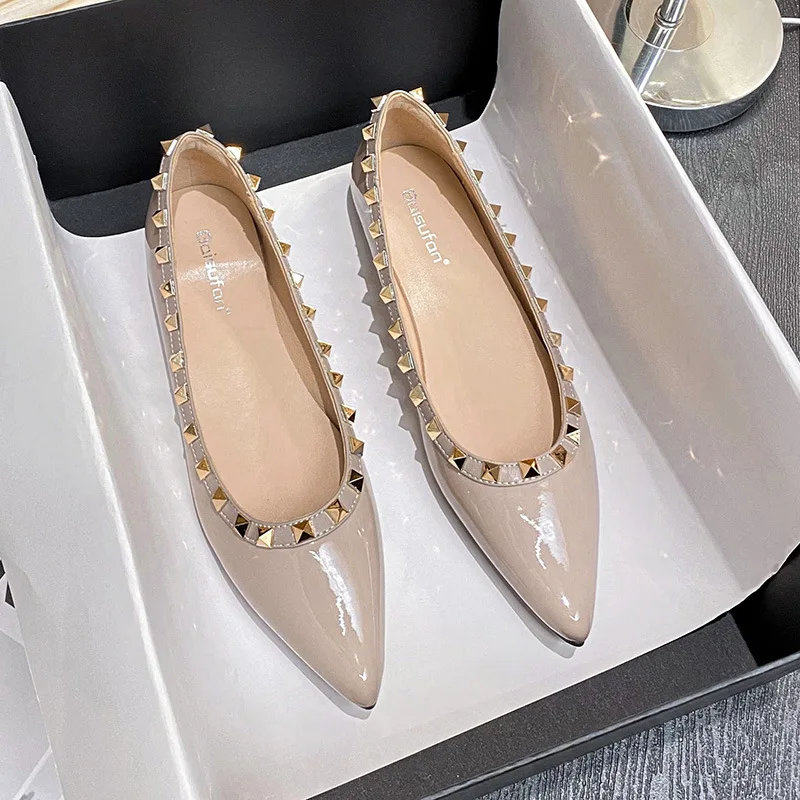 

2026 New Style Women's Flat Bottom Single Shoes Rivet Decorated Pointed Toe Work Shoes Fashionable Commuter Shoes Slip-On