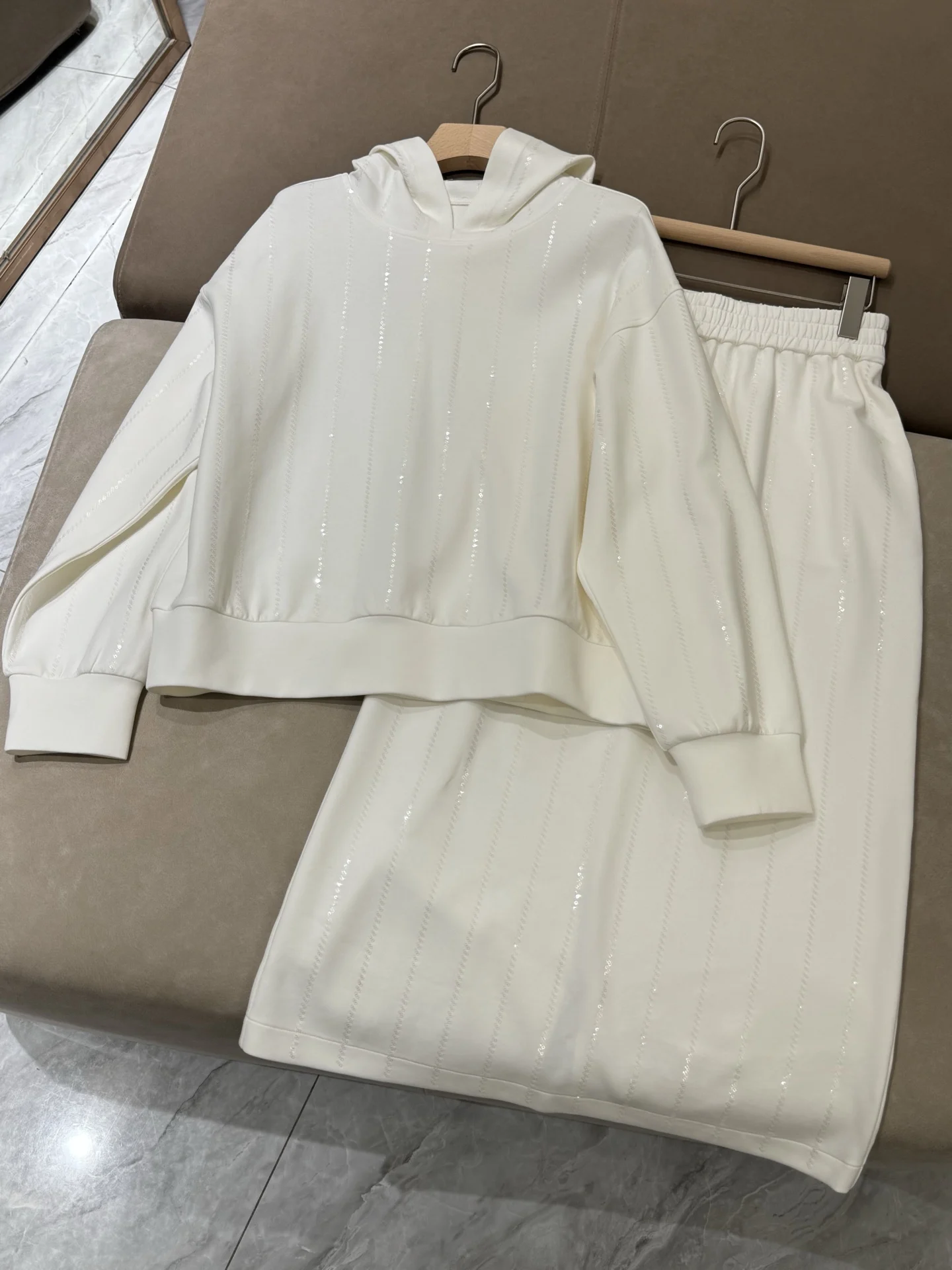 

Ladies' New Heavy Sequined Cotton Hooded Sweatshirt Elastic Waist Skirt Suit Fashionable And Versatile