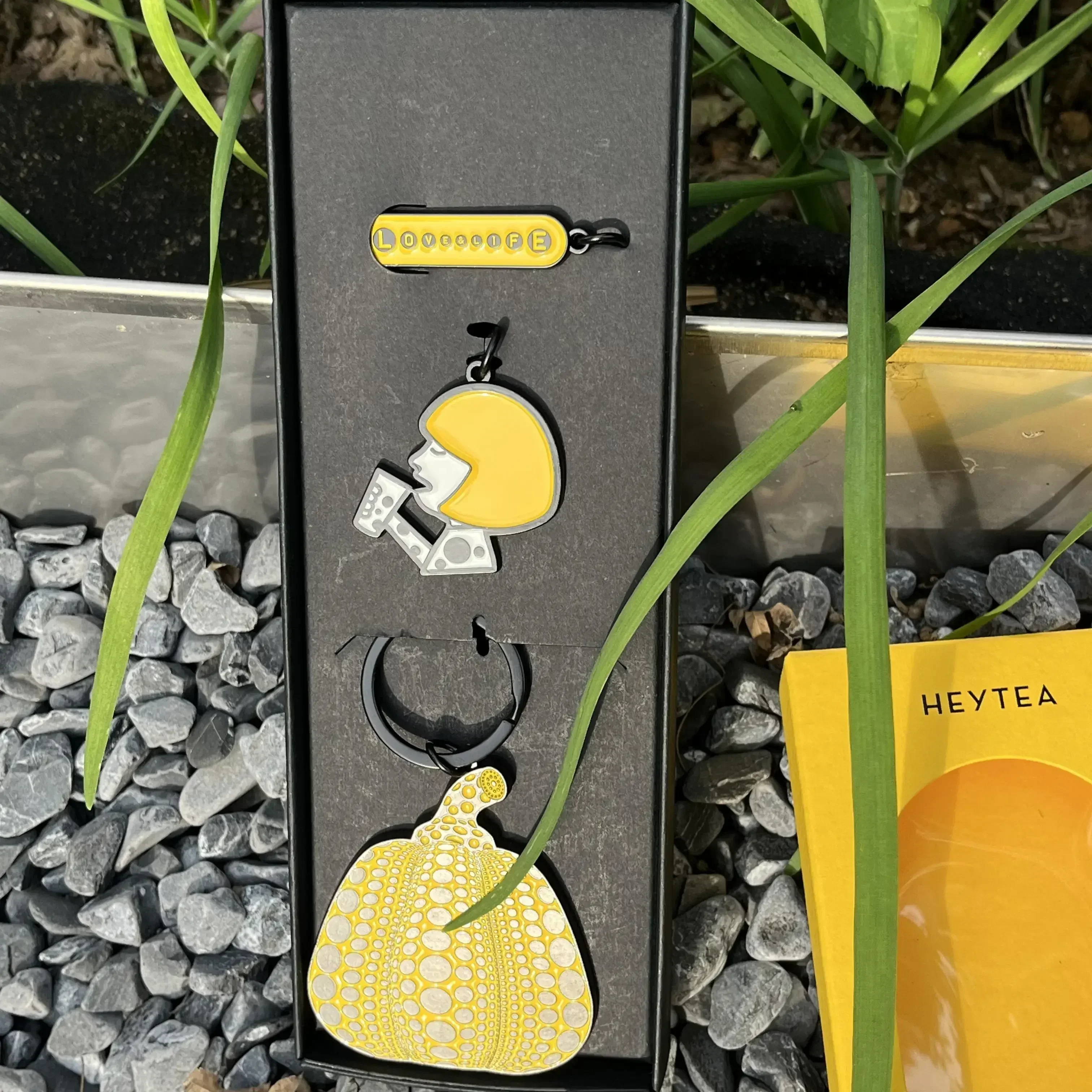 

Kusama Yayoi joint polka dot pumpkin metal keychain high value ins milk tea art bag pendant