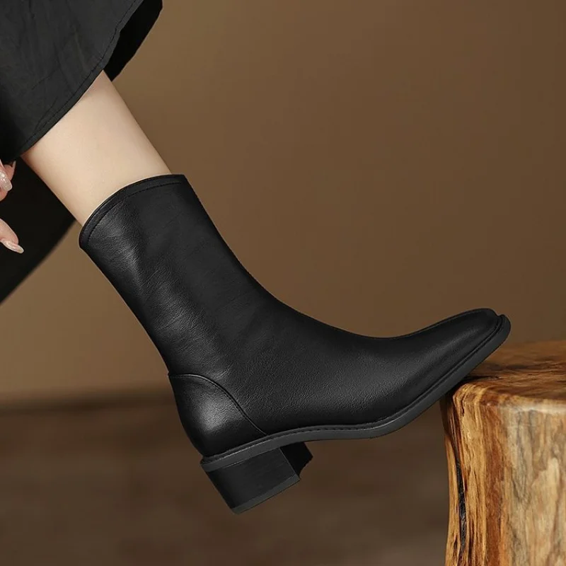 Damen-Stiefeletten aus Leder mit eckiger Zehenpartie, Blockabsatz, seitlichem Reißverschluss, im Vintage-Stil, elegant, kurze Stiefel, ideal für den täglichen Gebrauch und als Schuh für festliche Anlässe. – Detail 2