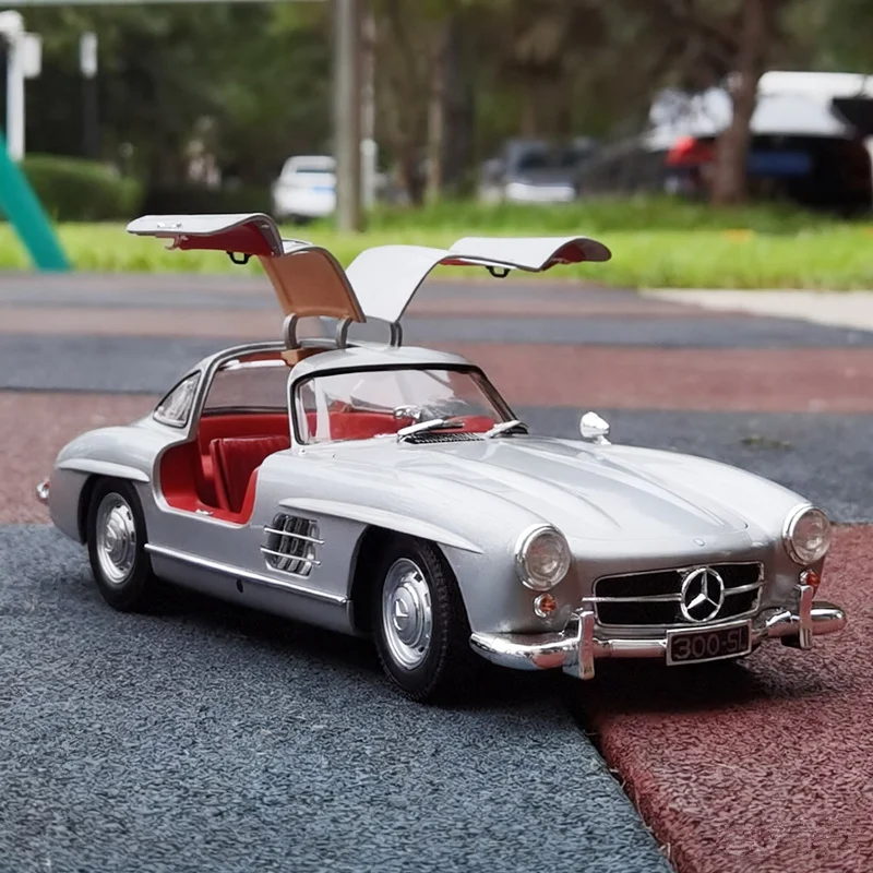 

1:18 300SL Vintage Alloy Sports Car Model Diecast Metal Classic Retro Vehicle Car Model Simulation Sound and Light Kids Toy Gift
