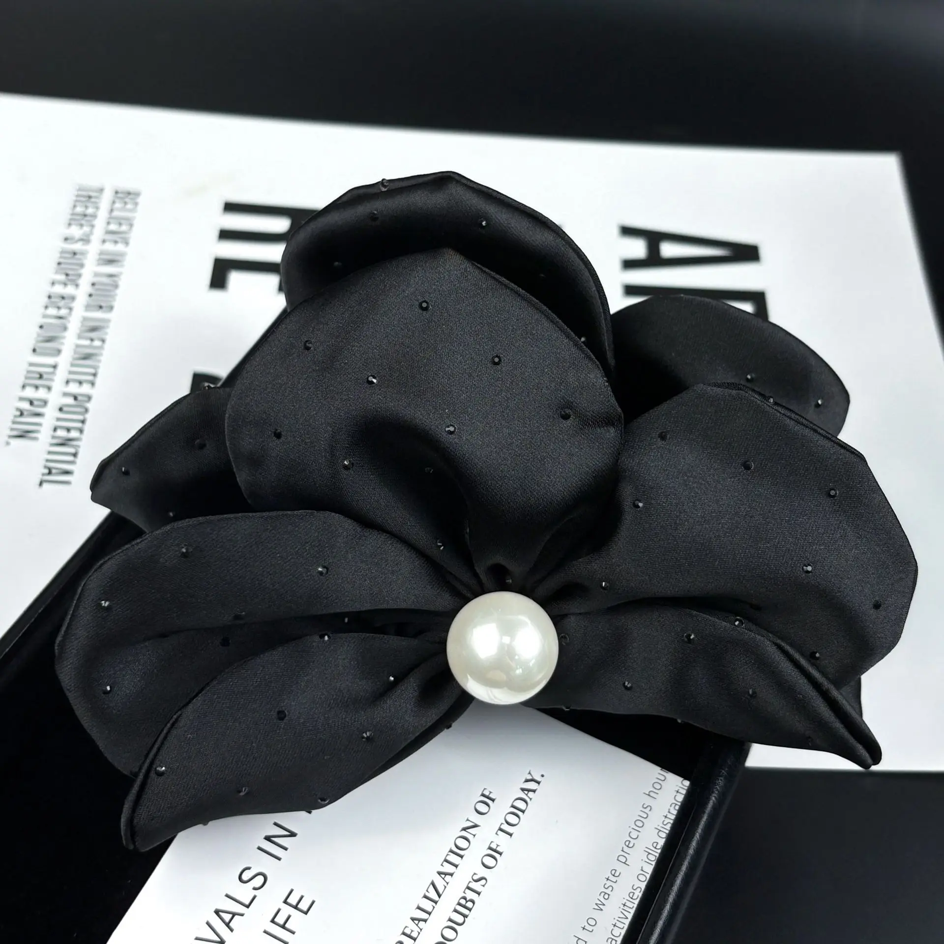 Black high-end oversized pearl niche three-dimensional petal grab clip, high-end flower satin shark clip female
