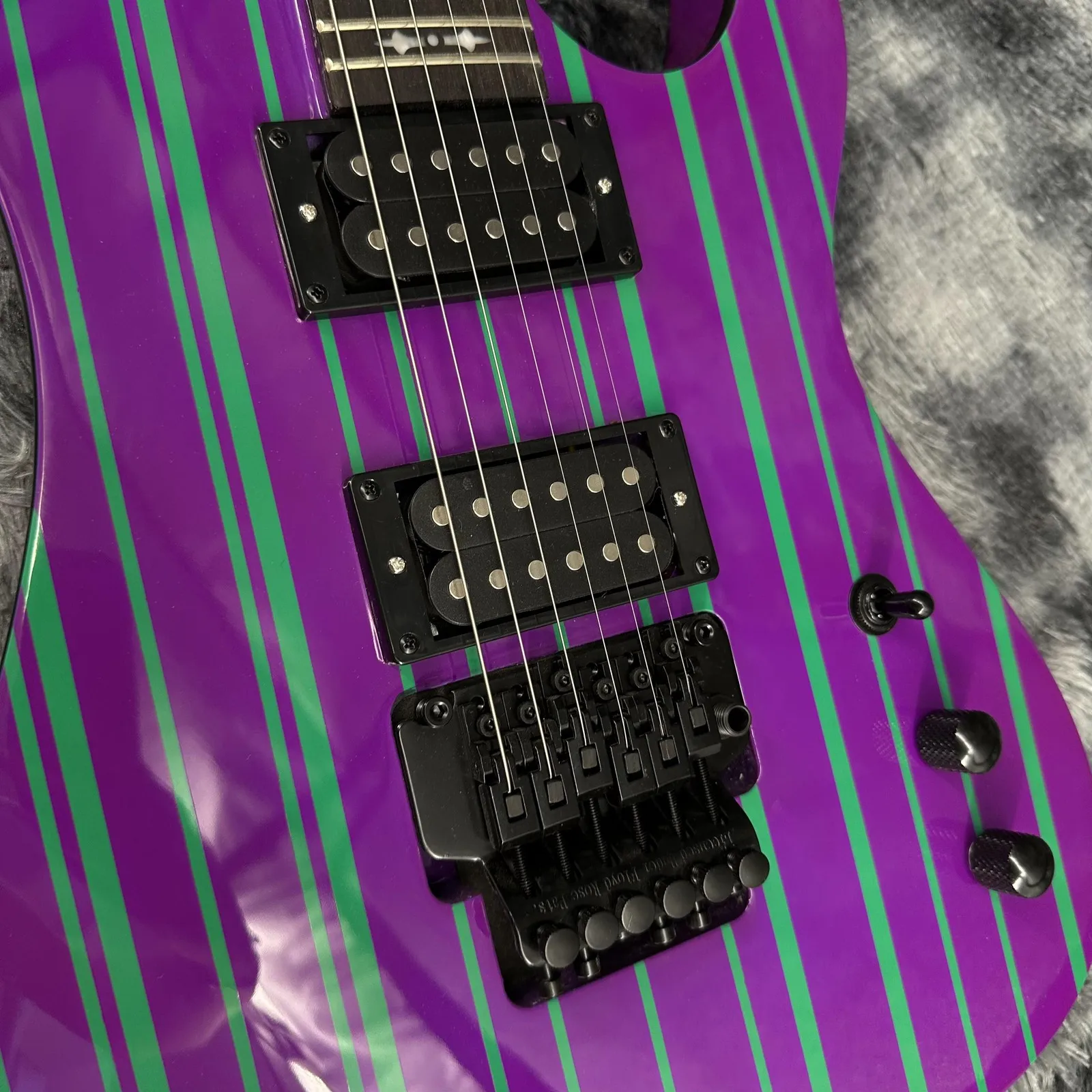 

Гитара фиолетового цвета 2025 года с синими полосками и тремоло Floyd Rose