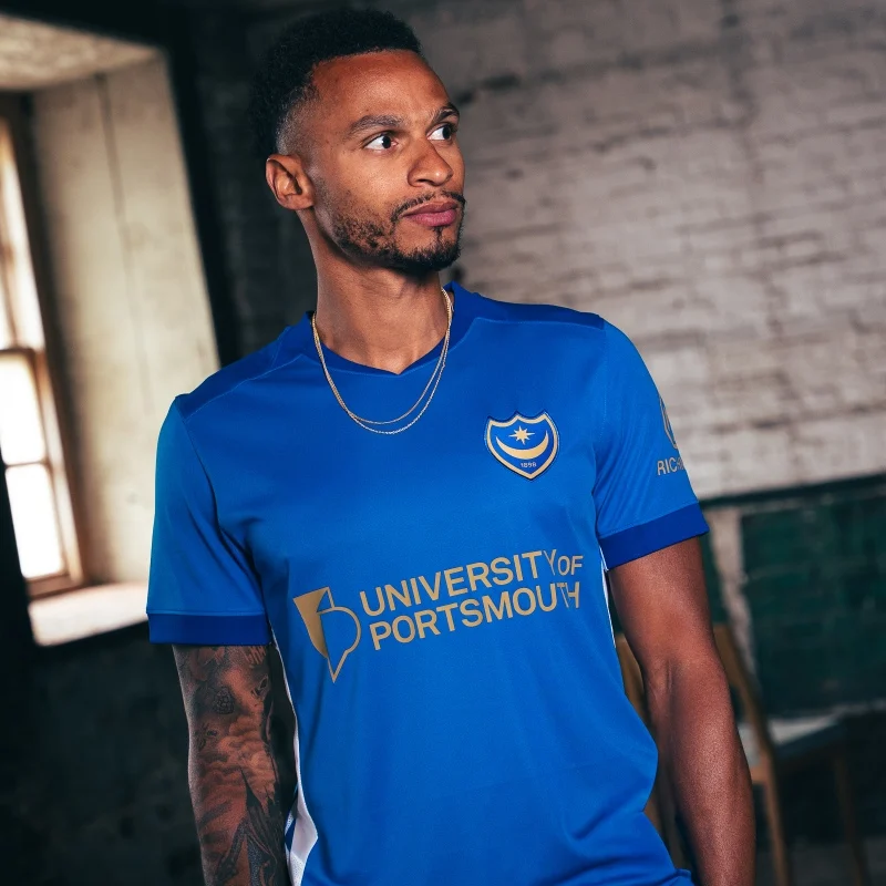 Neue 2026 Portsmouth FC 26-27 Saison Heim- & Auswärtstrikots – Atmungsaktive T-Shirts für Erwachsene & Kinder (Fanbekleidung / Familien-Matching) – Detail 4