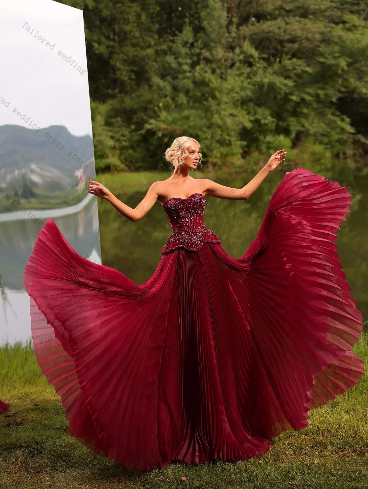 

Luxury Burgundy Crystals Prom Dress Sexy Sweetheart Sleeveless Ruffles Bridal Evening Gown Customized Lace Up Back Long Robe