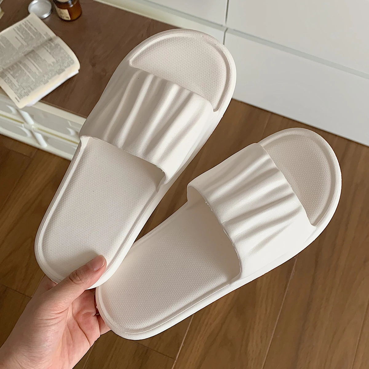 

Home Simple Color Pleated Slip-On Women's Summer Faion Indoor Batoom Anti-Slip EVA Odor-Resistant Slippers