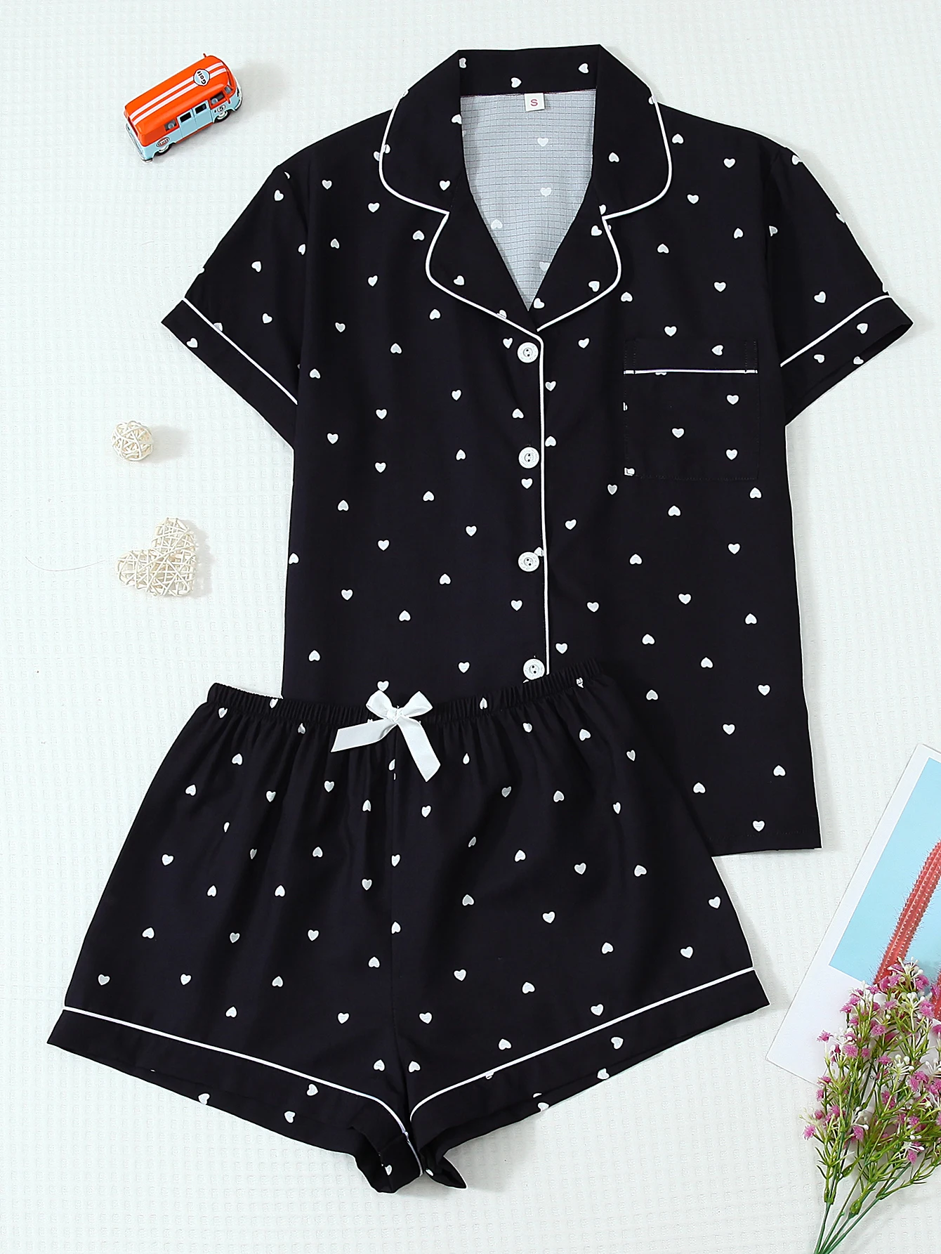 Two-Piece Set of Comfortable Black Base White Heart Print Short-Sleeve Button-Up Top with Pockets and Bow Shorts, Spring/Summer Women's Pajama Loungewear Set Suitable for Home Use