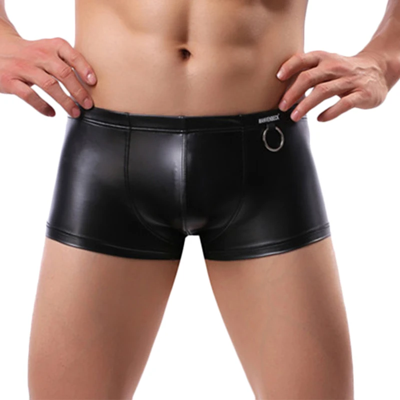 CLEVER-MENMODE Sexy Wetlook PU Sollevato Pene Bag Boxer Metallo O-Ring Ecopelle BDSM Mutandine Slip Esotico Mini Lingerie