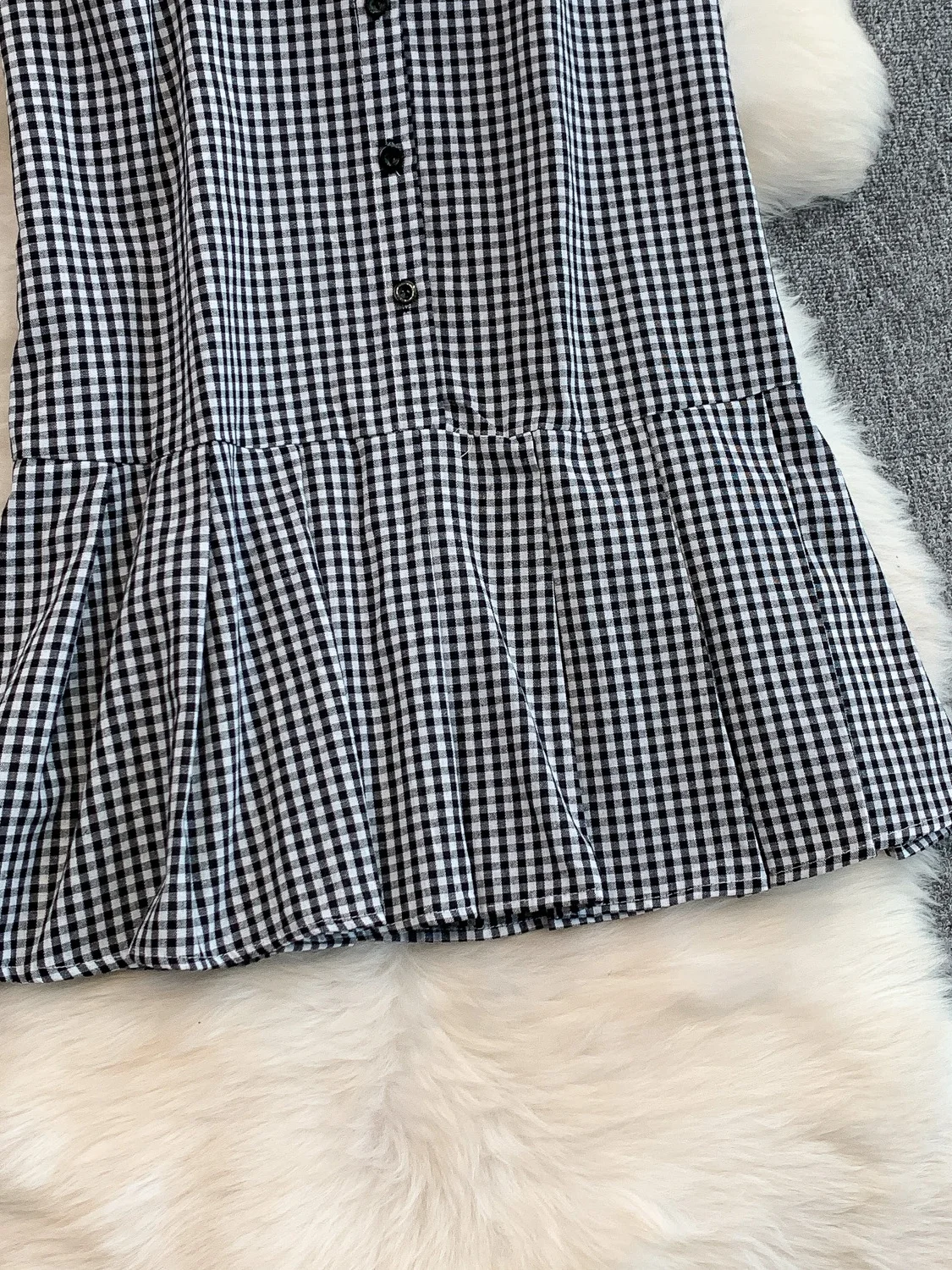 فستان نسائي فضفاض بياقة على شكل V بدون أكمام مع حواف دانتيل وخصر مرتفع وتنورة متوسطة الطول بزر واحد ونقشة مربعات مناسب للعمل ... #4