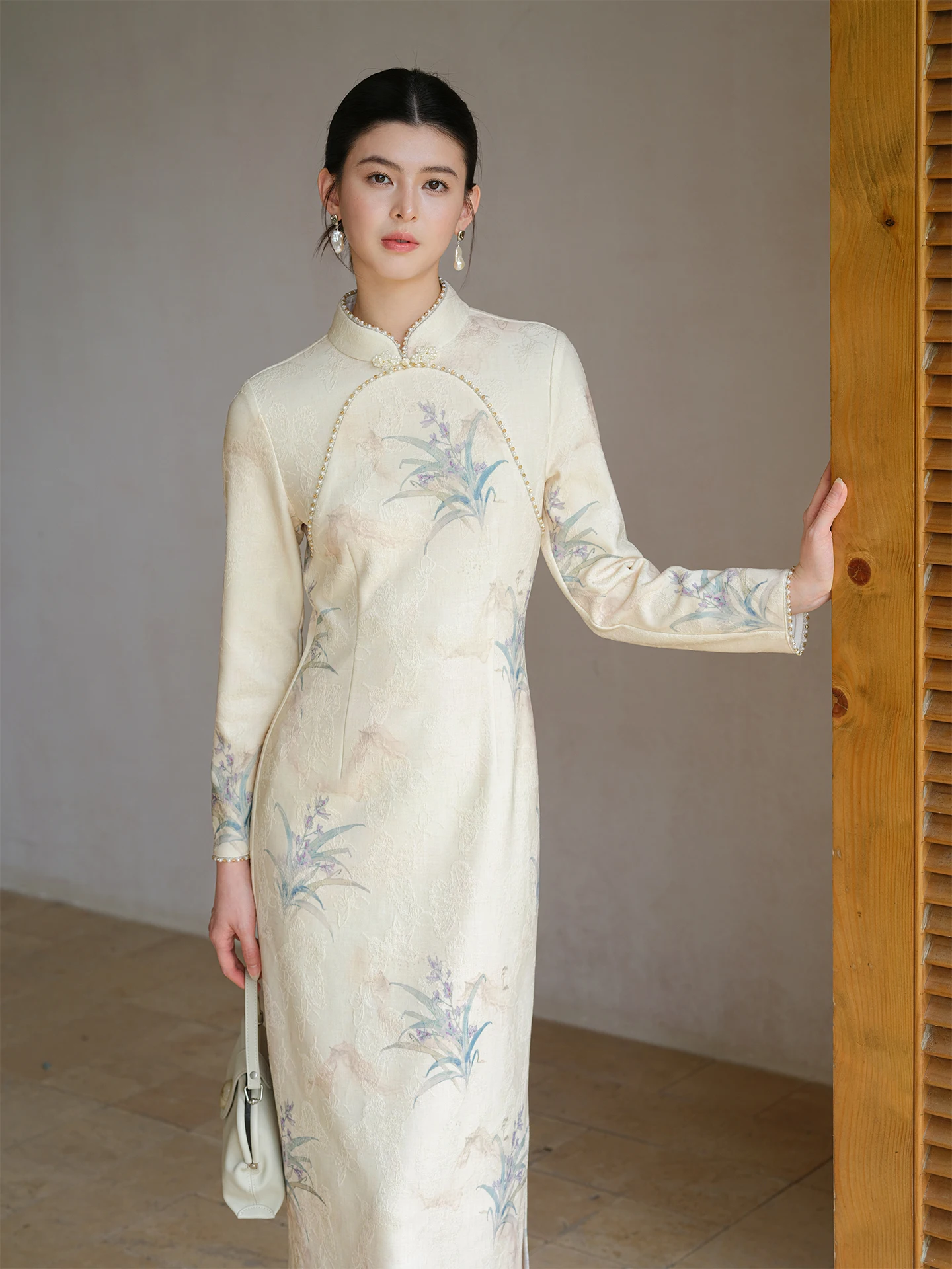 

Новое китайское женское длинное Ципао Dr, облегающее платье с цветочной вышивкой, зима 2024, повседневная одежда из полиэфирного волокна с низким разрезом