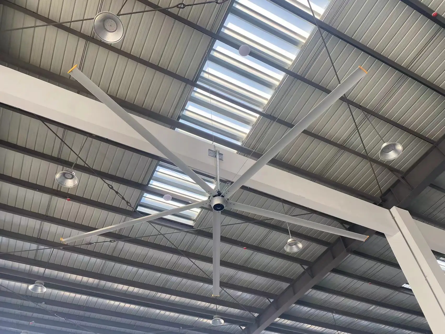 16ft 4900mm HVLS Ceiling Fan PMSM Motor Aluminum Alloy Blades Low Noise 38 DBA Digital Controller 3 Years Ventilation