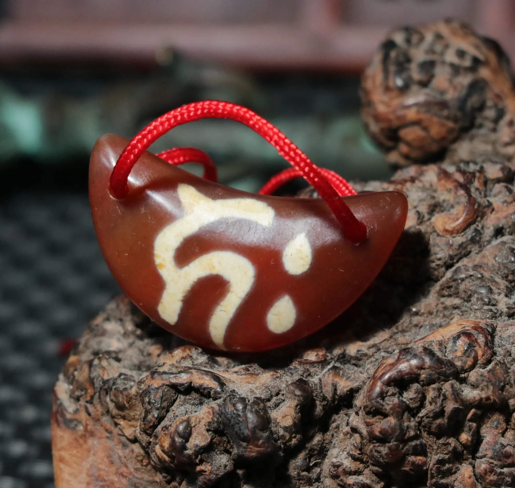 Magic Power Energy Tibetan Old Agate OM Word New Moon Shape Totem dZi Bead Pendant Amulet Gemstone Jewelry