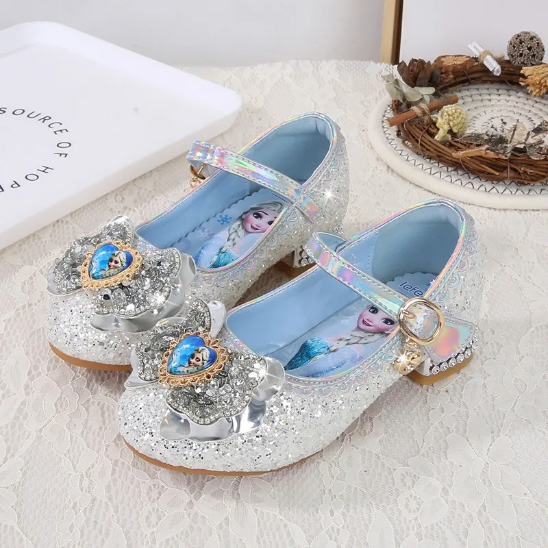 Le scarpe da principessa Elsa Frozen del simpatico cartone animato animato più vendute e le scarpe con paillettes da ragazza sono regali perfetti per la stagione natalizia
