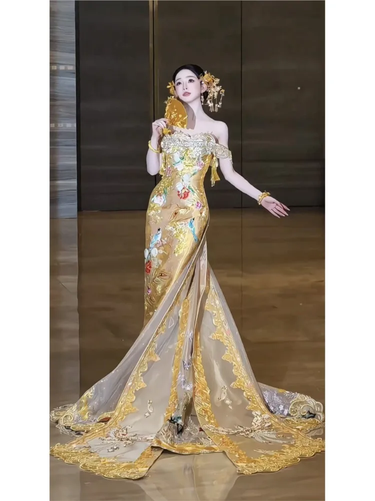 New Chinese-style strapless heavily embroidered fishtail with golden trailing toasting and wedding dress