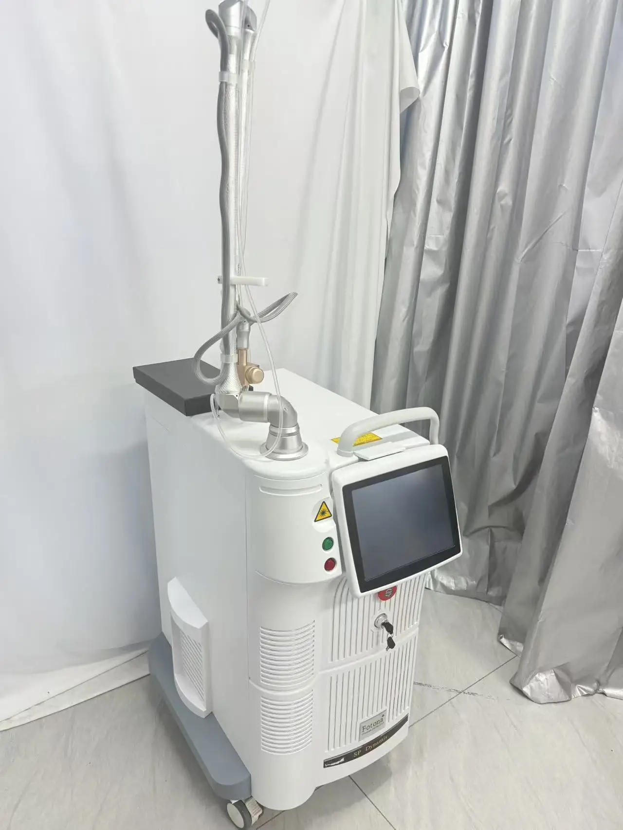 Professional Vertical Fractional CO2 Lase Machine Portable Skin Rejuvenation Device For Carbon Peel, Acne Scars & Skin Tighten