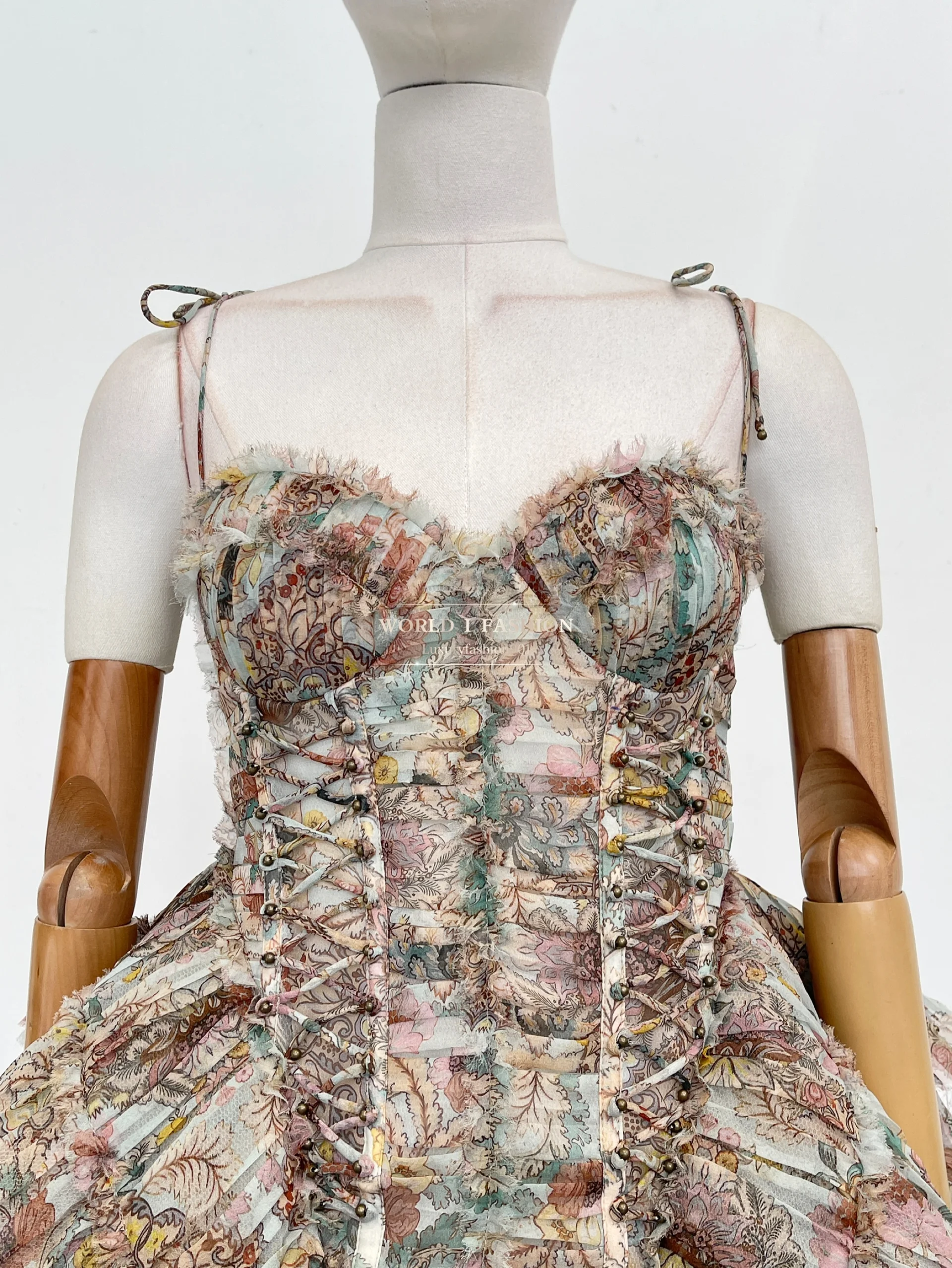 Damen-Minikleid mit mehrfarbigem Blumendruck, ärmellos, Rüschensaum, rückenfrei