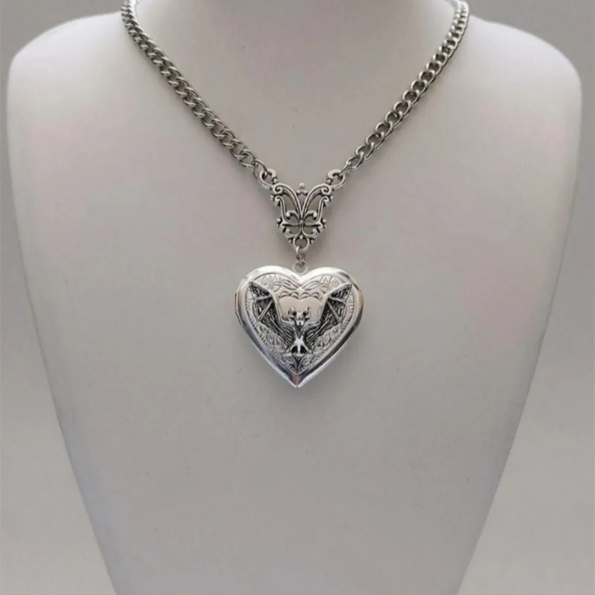 Hip-hop Retro Silver Color Stainless Steel Bat Relief Stereo Heart Pendant Necklace for Women Men Fashion Rock Jewellery Gifts