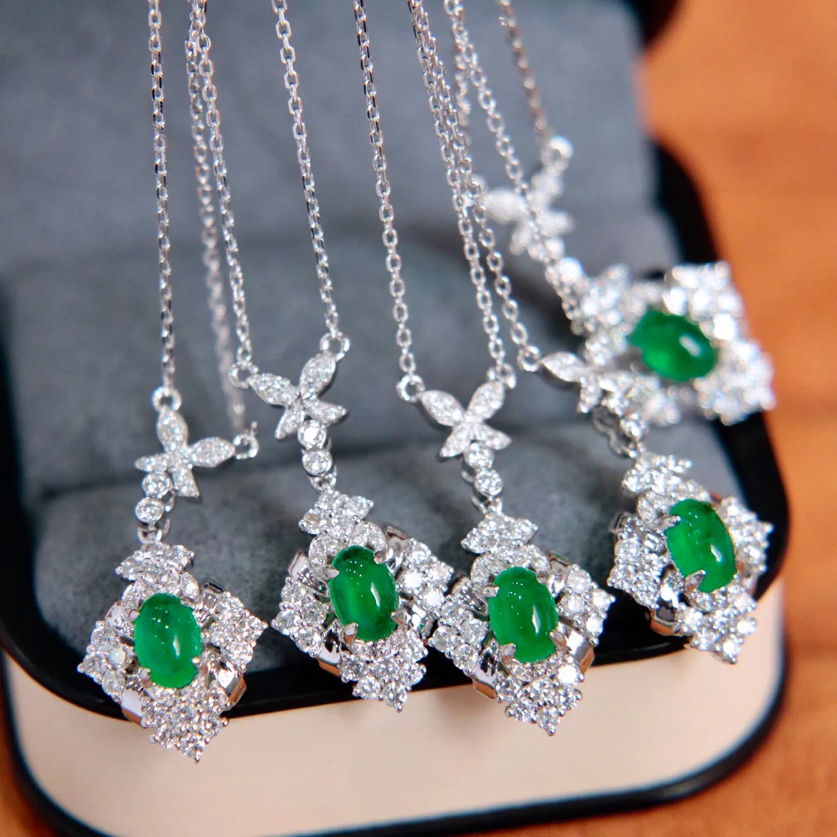

Freeshipping 925 Silver Synthetic Emerald Micro-pave Zircon Geometric Pendant Sweater Necklace Luxury High-end Necklace Jewelry