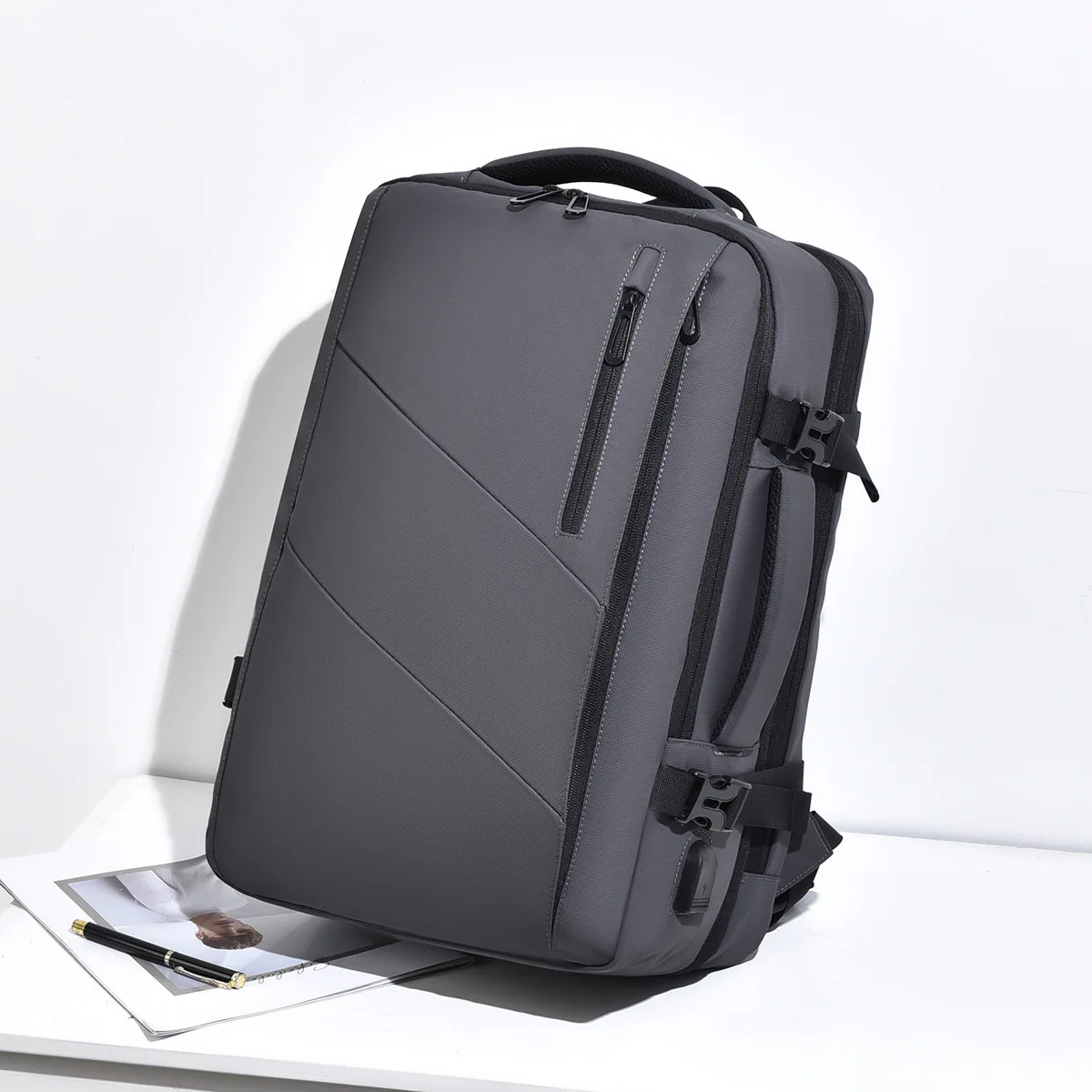 

Large capacity travel bag, business and leisure backpack