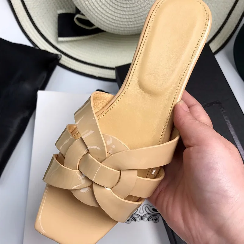 รองเท้าแตะส้นแบนผู้หญิงหนังแท้ในยุโรปและอเมริกา รองเท้าแตะขนาดใหญ่ รองเท้าแตะ รองเท้าแตะแบรนด์ดีไซเนอร์